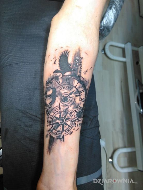 Tatuaż zegar - przedmioty