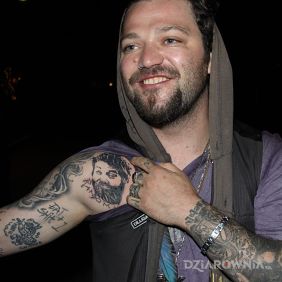 Bam Margera - tatuaż na bicepsie