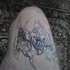 Praca przy zakrywaniu starego tatuazu