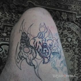 Praca przy zakrywaniu starego tatuazu