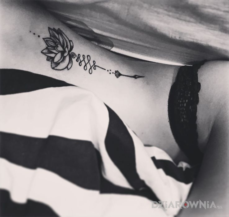 Tatuaż pierwszy ale nie ostatni  - kwiaty