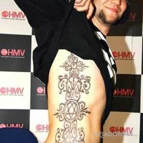 Bam Margera - tatuaż na żebrach