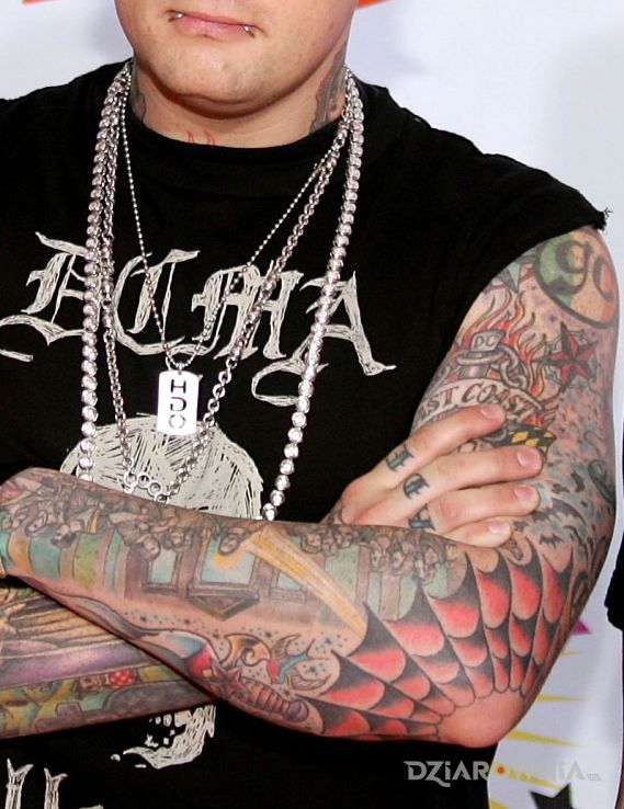 Tatuaż benji madden - kolorowy rękawik - Benji Madden