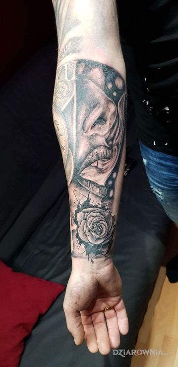 Tatuaż roza i portret kobiety - kwiaty