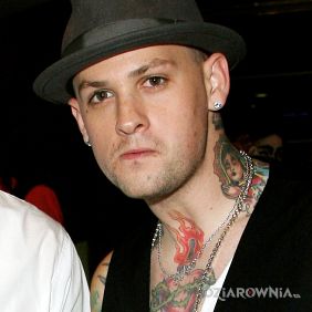 Benji Madden - tatuaż serce i postać modląca się
