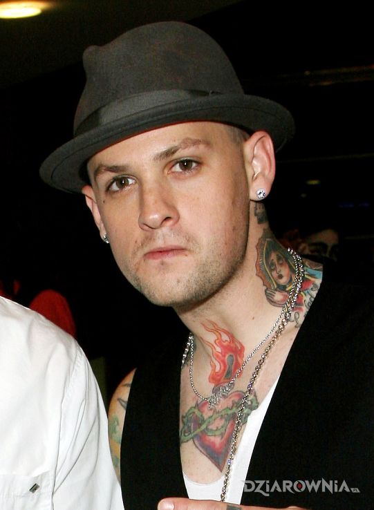 Tatuaż benji madden - tatuaż serce i postać modląca się - sławnych osób