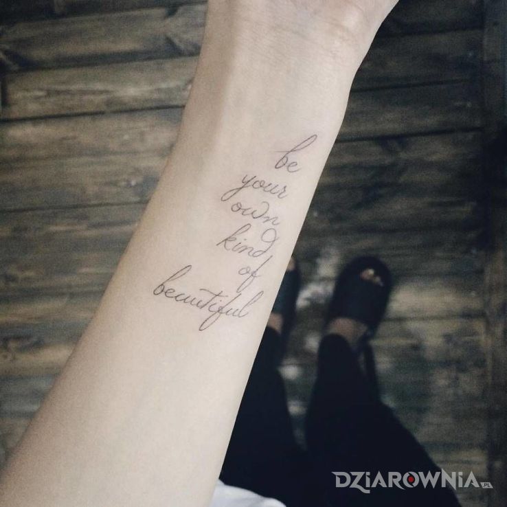 Tatuaż rodzaj piękna - napisy