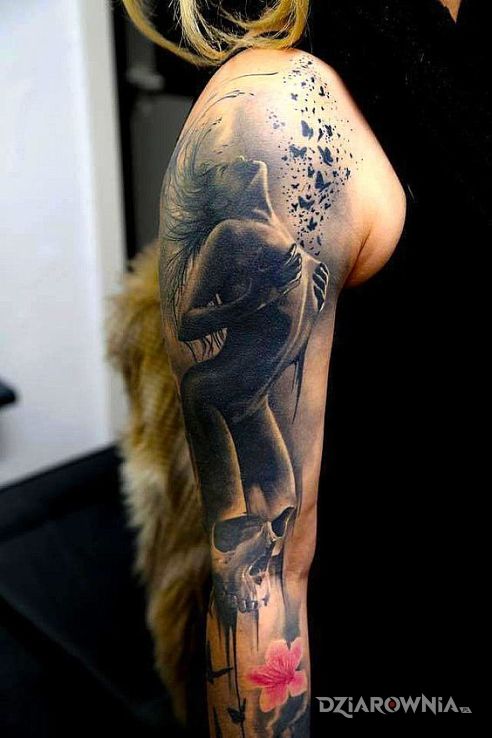 Tatuaż machnięcie włosami - seksowne