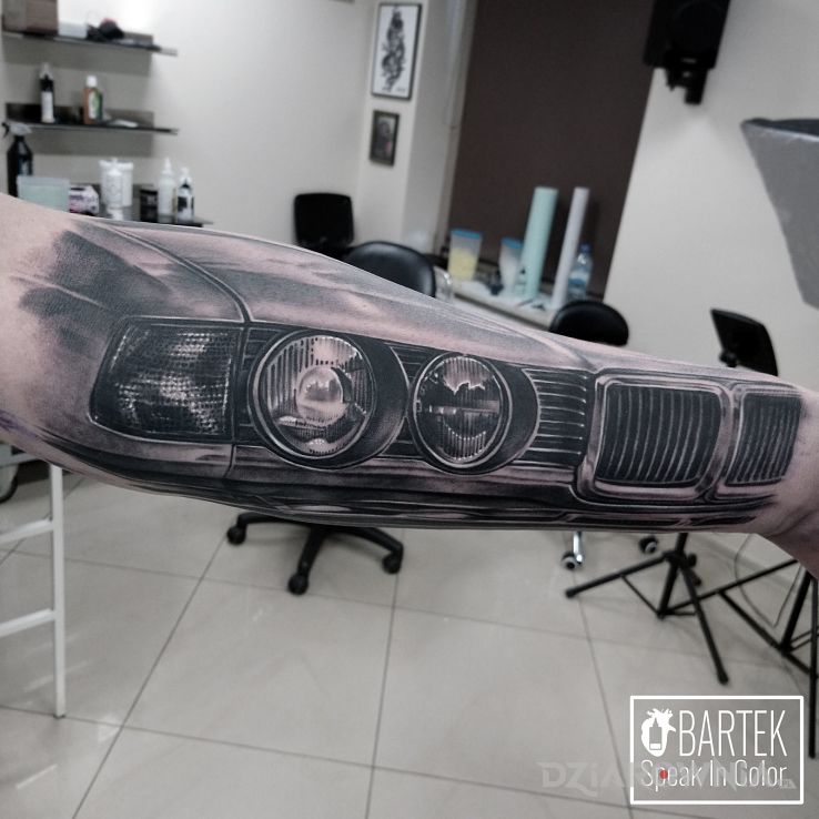Tatuaż bmw - przedmioty