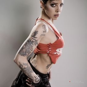 Bif Naked w sukience i bluzce