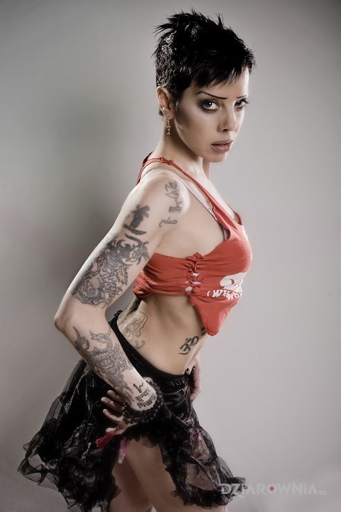 Tatuaż bif naked w sukience i bluzce - Bif Naked