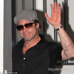 Brad Pitt - dziwny tatuaż na przedramieniu