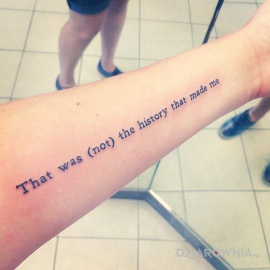 Tatuaż pewna historia - napisy