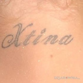 Christina Aguilera - tatuaż na szyi