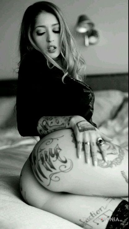 Tatuaż czerń i biel - napisy