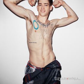 Herklues Cole Mohr z tatuażami