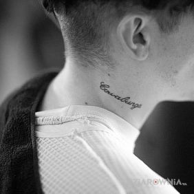 Cole Mohr - tatuaż w formie napisu na szyi