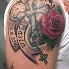 Krzyż z banerami, zegarem i różą