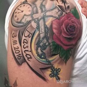 Krzyż z banerami, zegarem i różą