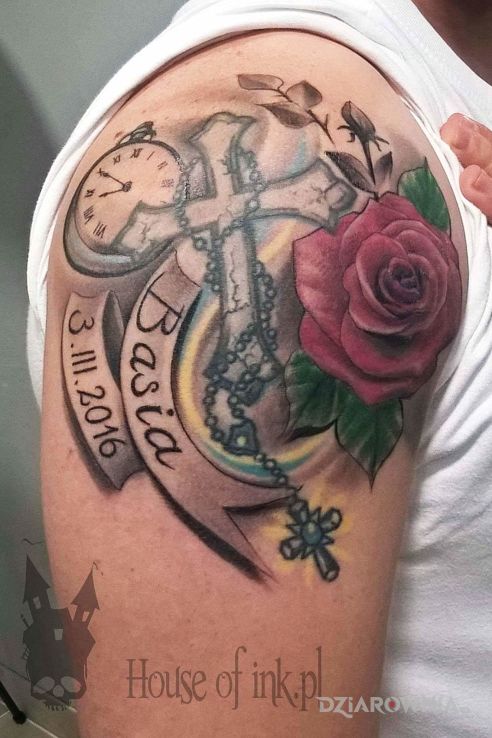 Tatuaż krzyż z banerami zegarem i różą - pozostałe