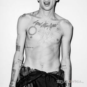 Cole Mohr bez koszulki z tatuażami