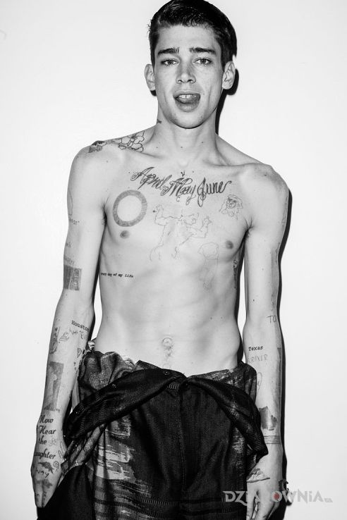 Tatuaż cole mohr bez koszulki z tatuażami - sławnych osób