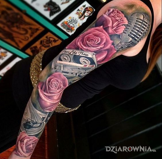 Tatuaż kwiaty i muzyka - realistyczne