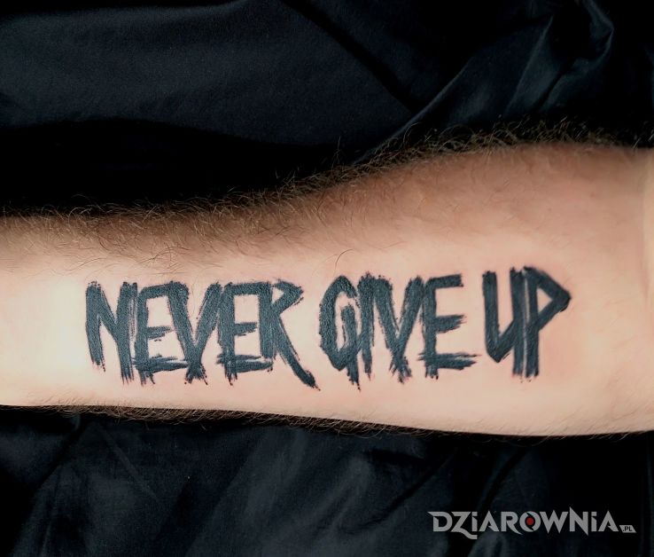 Tatuaż never give up - napisy
