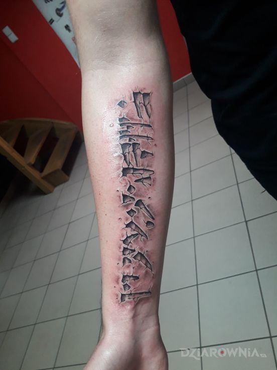 Tatuaż smocze runy - smoki