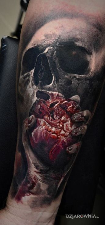 Tatuaż serce na dłoni - realistyczne