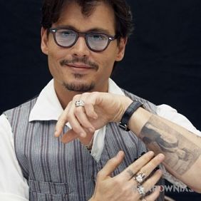 Johnny Depp - tatuaż kobieta na ramieniu