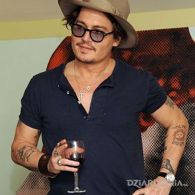 Johnny Depp z kieliszkiem w ręku - wydziarany!