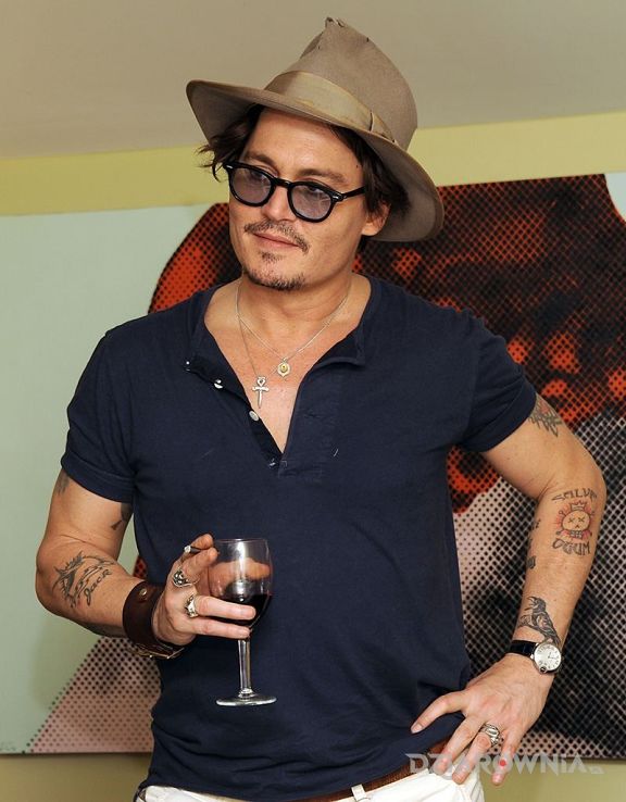 Tatuaż johnny depp z kieliszkiem w ręku - wydziarany - Johnny Depp