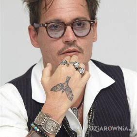 Johnny Depp - tatuaż ptak