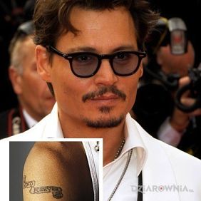 Johnny Depp - tatuaż napis