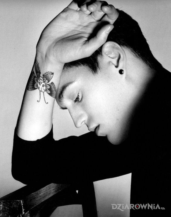 Tatuaż josh beech - motyl z czaszką - sławnych osób