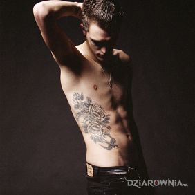 Josh Beech - tatuaż pistolet w kwiatach