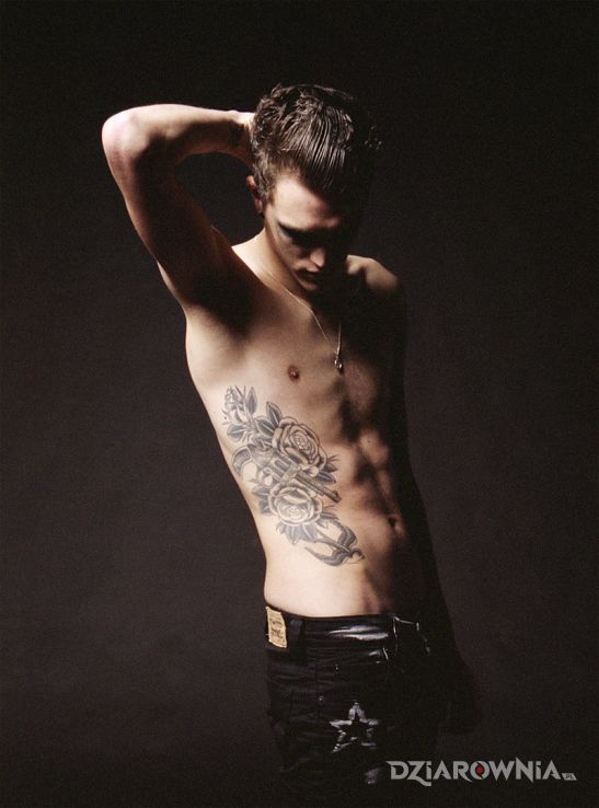 Tatuaż josh beech - tatuaż pistolet w kwiatach - sławnych osób