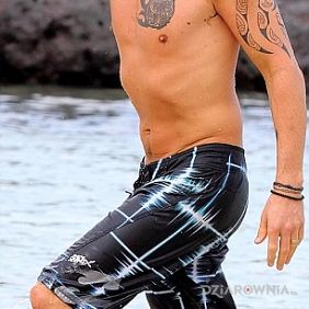 Keith Urban w spodenkach nad morzem