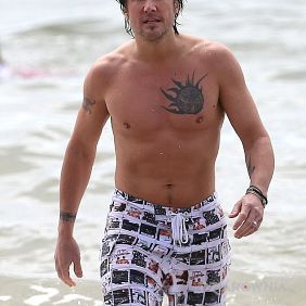 Keith Urban - tatuaż na lewej piersi