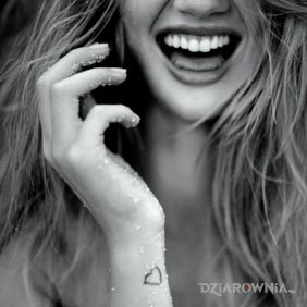 Leighton Meester - tatuaż serduszko