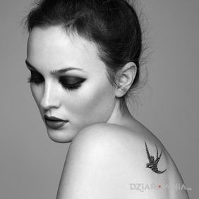 Leighton Meester - tatuaż jaskółka