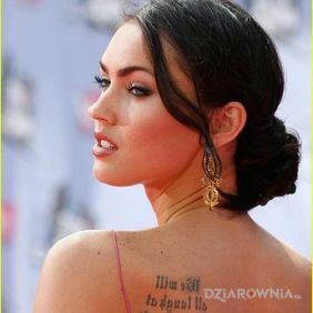 Megan Fox - tatuaż napis na plecach