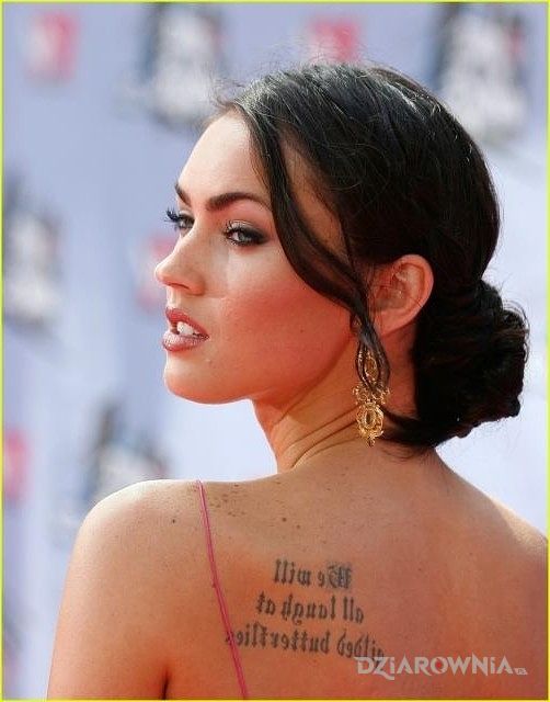Tatuaż megan fox - tatuaż napis na plecach - Megan Fox
