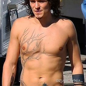 Orlando Bloom - tatuaż drzewo i gwiazdka