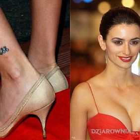 Penélope Cruz - tatuaż na nodze