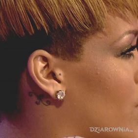 Rihanna - tatuaż za uchem