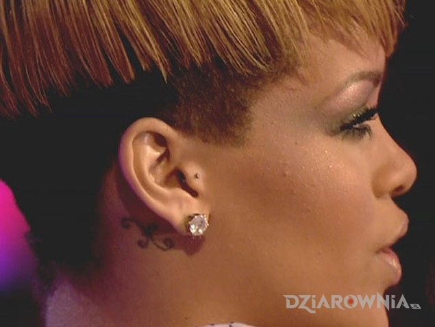 Tatuaż rihanna - tatuaż za uchem - sławnych osób