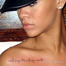 Rihanna - tatuaż napis na obojczyku