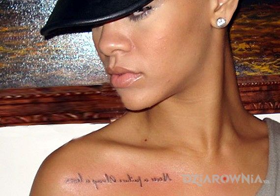 Tatuaż rihanna - tatuaż napis na obojczyku - sławnych osób